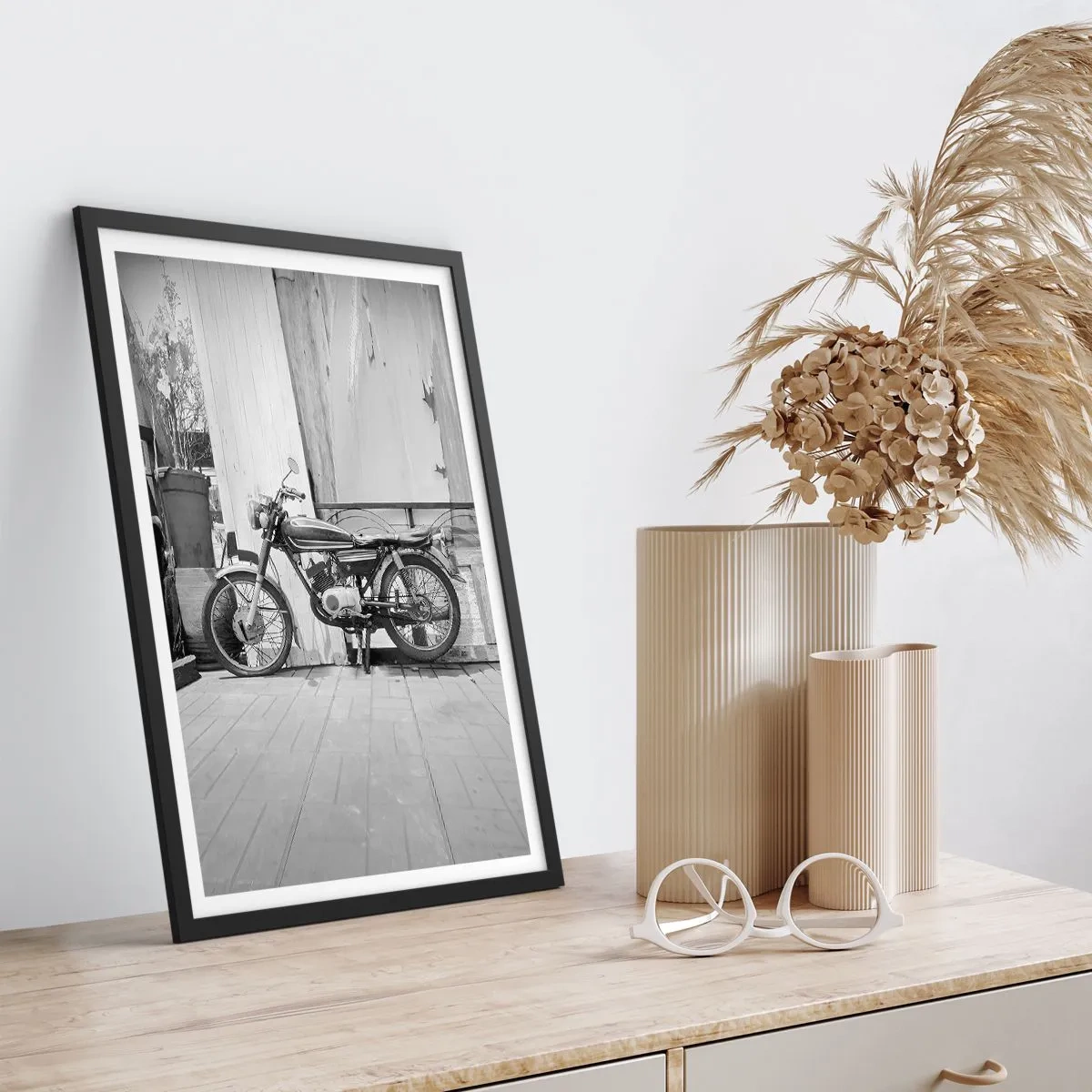Poster in einem schwarzem Rahmen - Retro-Motorrad vor einer Holzwand - 50x70cm - Klassik über alles - Moderne Wanddekoration für Wohnzimmer und Schlafzimmer ARTTOR
