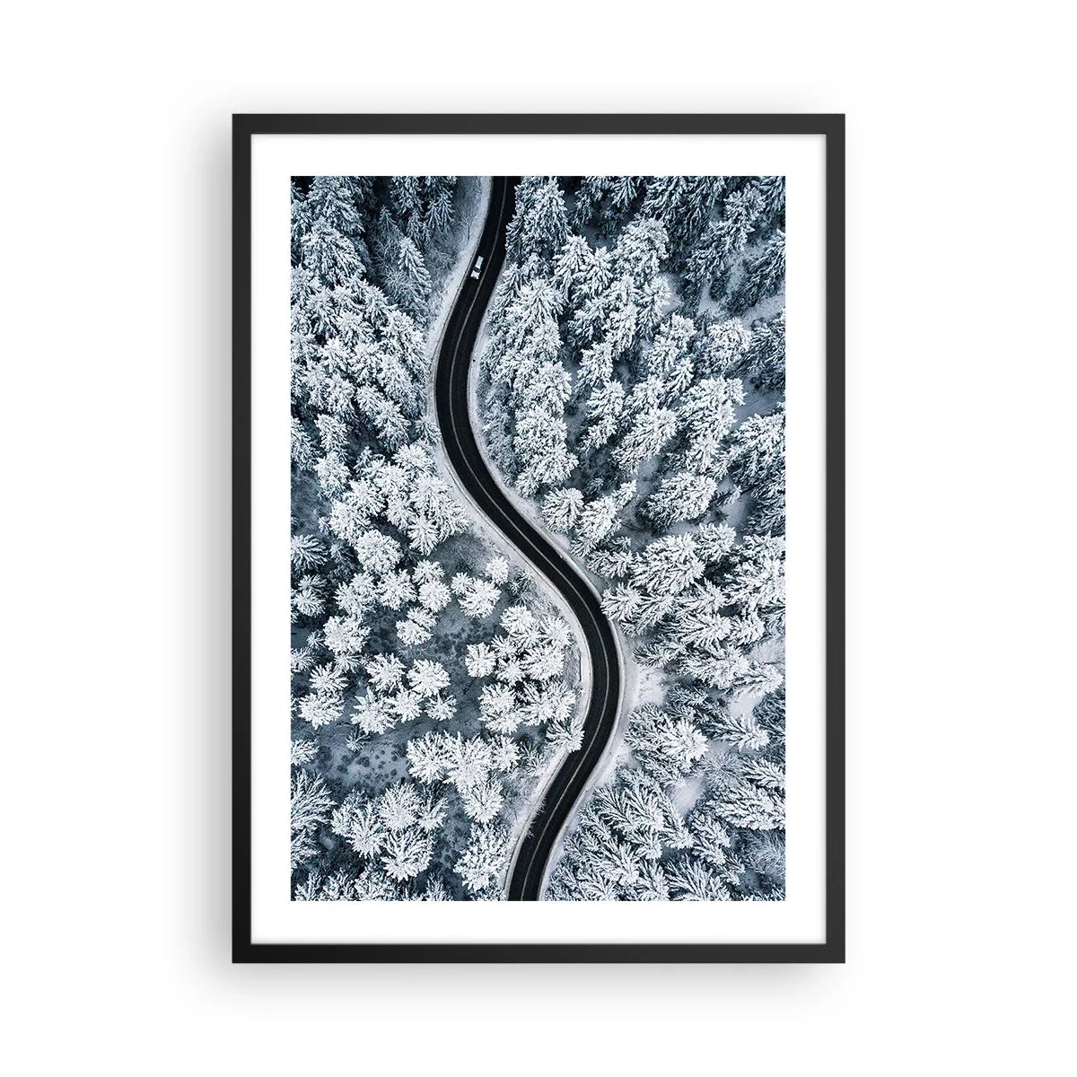 Poster in einem schwarzem Rahmen - Eine malerische Straße zwischen schneebedeckten Bäumen aus der Vogelperspektive - 50x70cm - Durch den Winterwald - Moderne Wanddekoration für Wohnzimmer und Schlafzimmer ARTTOR