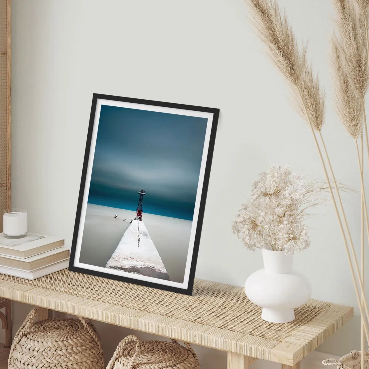 Poster in einem schwarzem Rahmen - Ein Leuchtturm am Ende des Piers im minimalistischen Stil - 50x70cm - Um der Weite zu begegnen - Moderne Wanddekoration für Wohnzimmer und Schlafzimmer ARTTOR