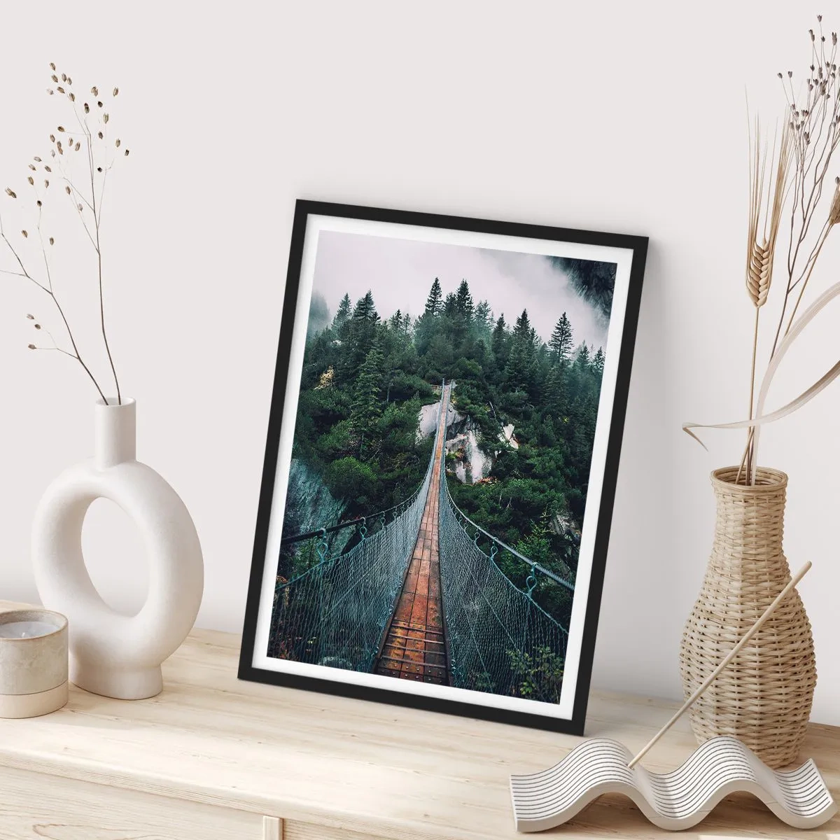 Poster in einem schwarzem Rahmen - Eine Hängebrücke durch einen dichten, nebligen Wald - 50x70cm - Nur für Überflieger - Moderne Wanddekoration für Wohnzimmer und Schlafzimmer ARTTOR