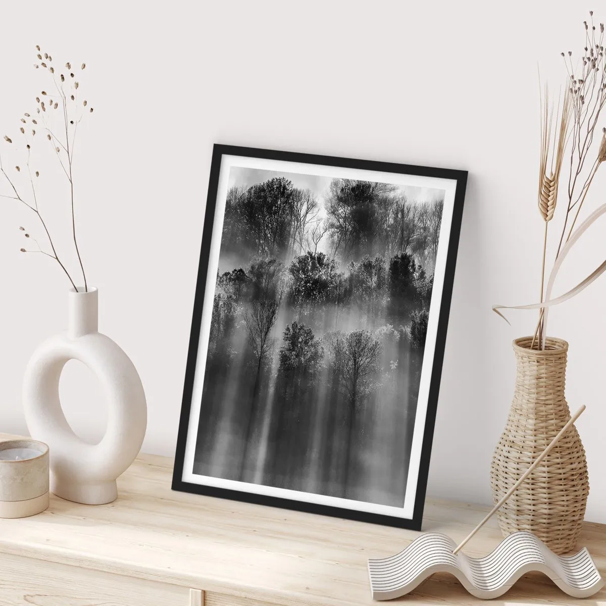 Poster in einem schwarzem Rahmen - Schwarz-weißer Wald im Nebel mit Sonnenstrahlen - 50x70cm - In Lichtstrahlen - Moderne Wanddekoration für Wohnzimmer und Schlafzimmer ARTTOR