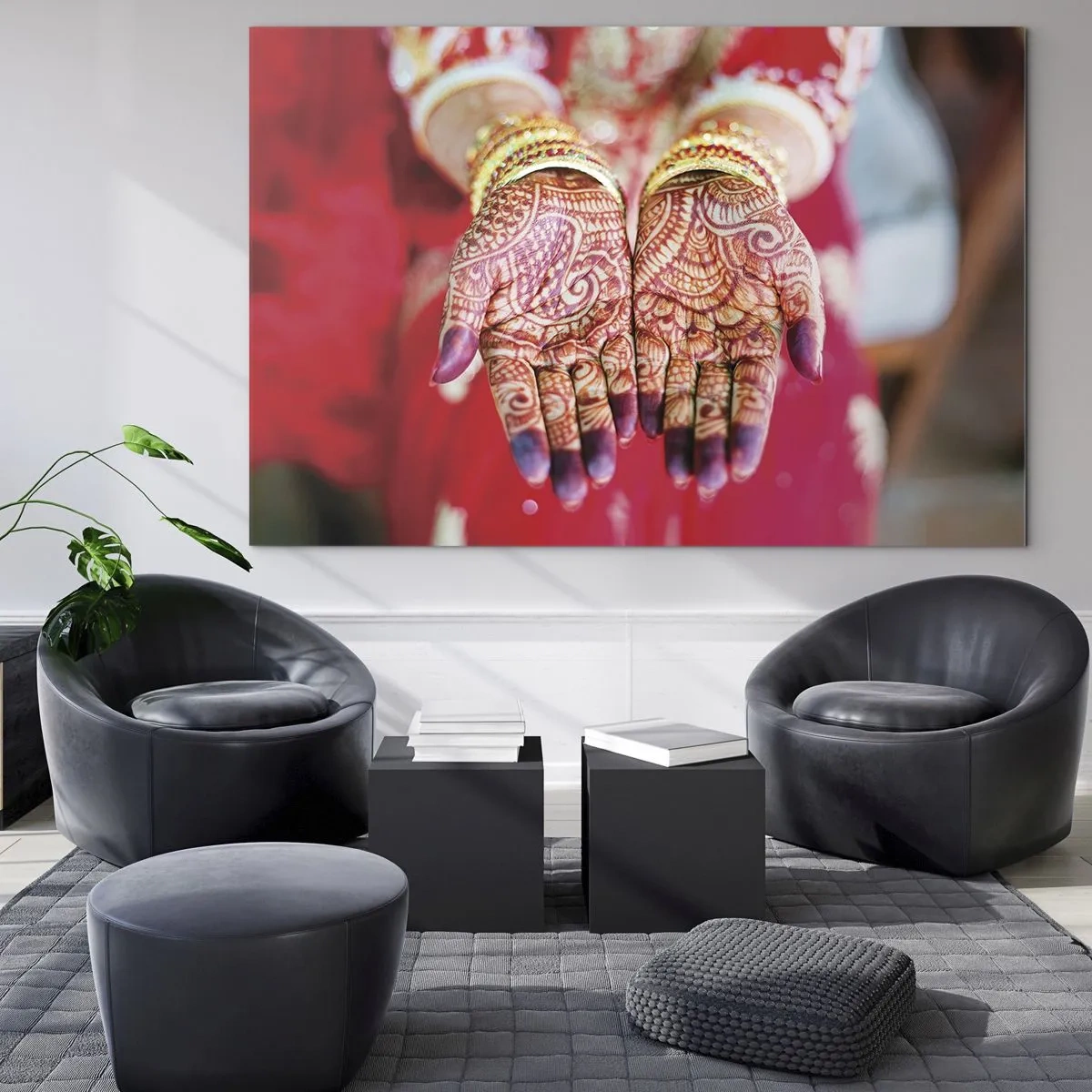 Glasbild - Bild auf glas - Henna-Hände in traditioneller Kleidung vor rotem Hintergrund - 70x50cm - Bereit, das Glück zu fangen? - Moderne Wanddekoration für Wohnzimmer und Schlafzimmer ARTTOR