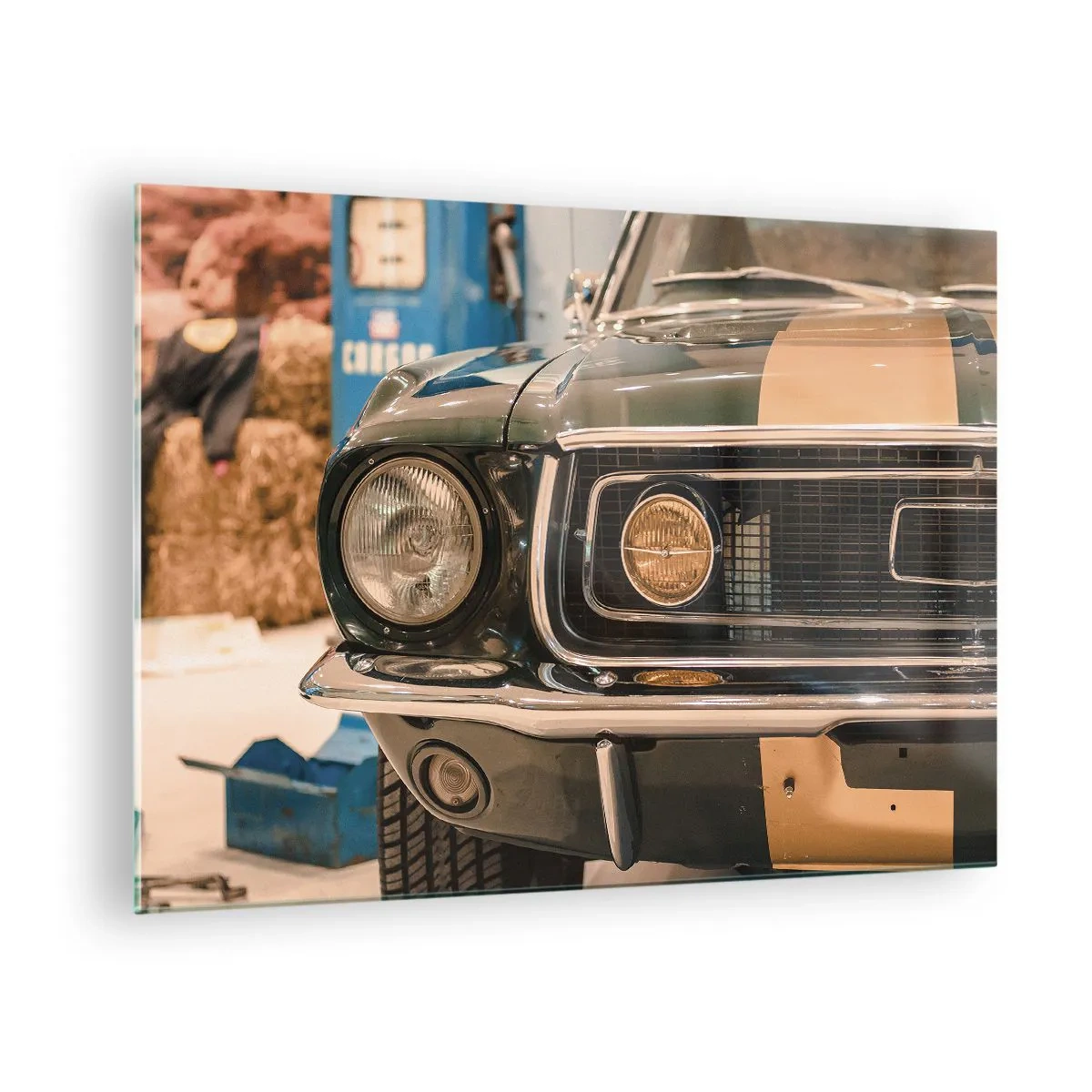 Glasbild - Bild auf glas - Nahaufnahme eines Oldtimers, Mustang, in einer Werkstatt - 70x50cm - Treffen mit einer Legende - Moderne Wanddekoration für Wohnzimmer und Schlafzimmer ARTTOR