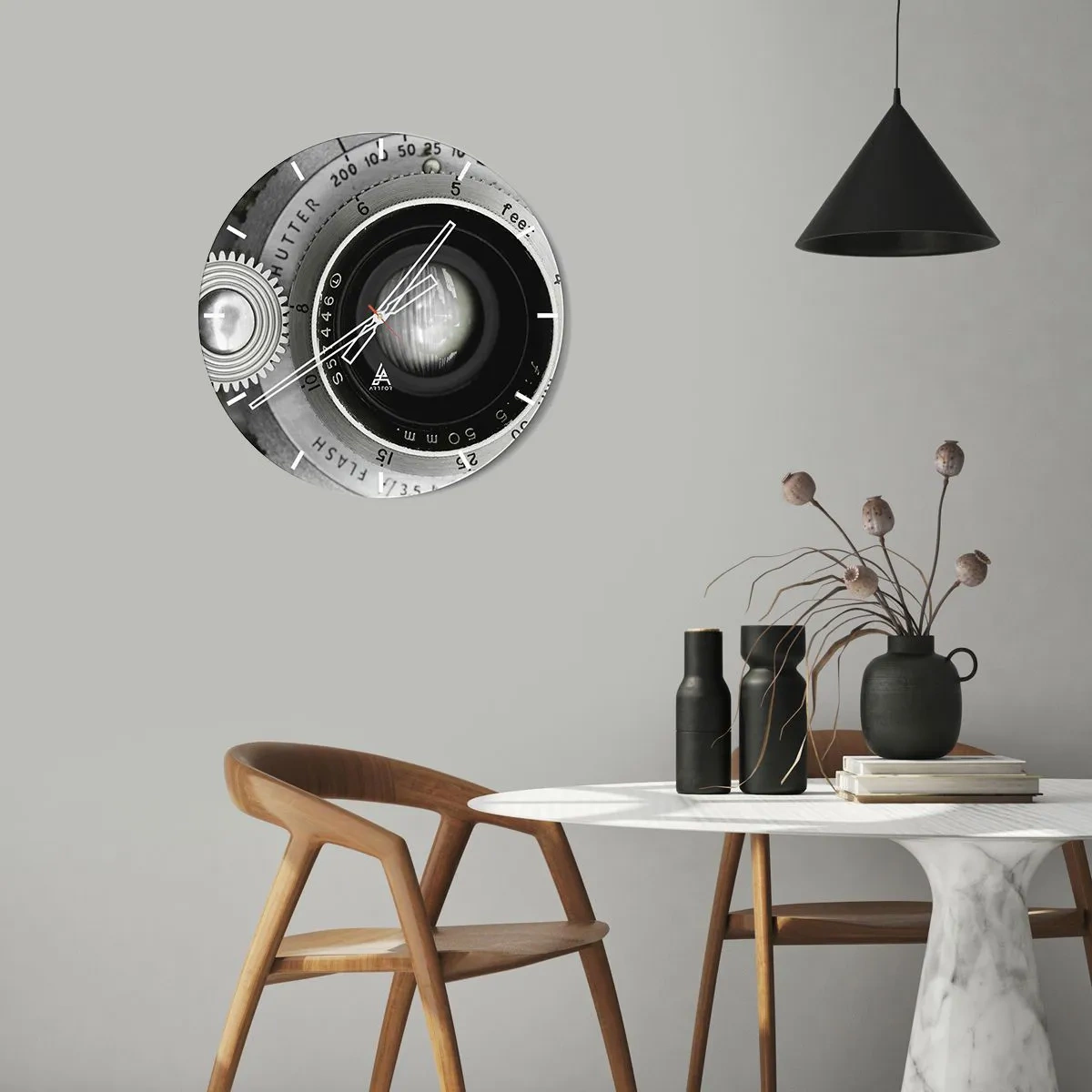 Wanduhr - Glasuhr - Nahaufnahme eines Kameraobjektivs in Schwarzweiß - 30x30cm - Eine Story über Hollywood - Moderne Wanddekoration für Wohnzimmer, Küche und Schlafzimmer ARTTOR