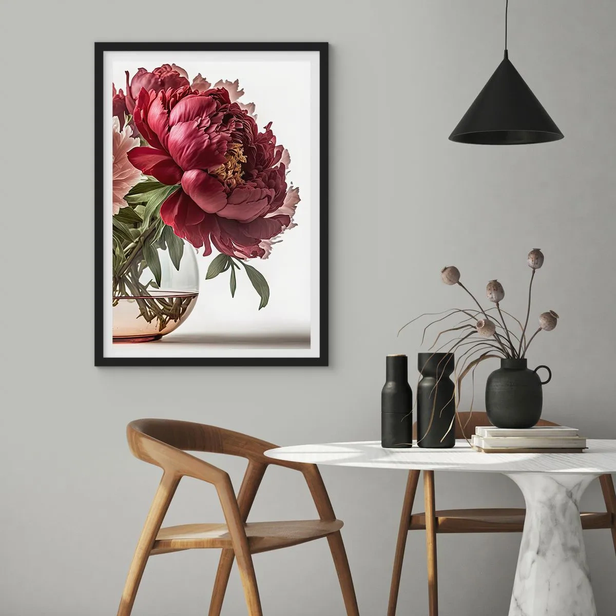 Poster in einem schwarzem Rahmen - Rote Pfingstrosen in einer Glasvase auf weißem Hintergrund - 50x70cm - In voller Schönheit - Moderne Wanddekoration für Wohnzimmer und Schlafzimmer ARTTOR