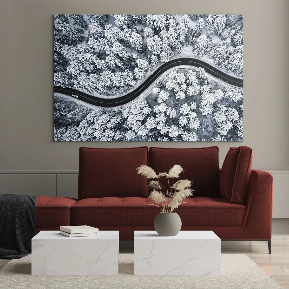 Glasbild - Bild auf glas - Eine kurvenreiche Straße durch einen Winterwald, von einer Drohne aus gesehen - 70x50cm - Durch den Winterwald - Moderne Wanddekoration für Wohnzimmer und Schlafzimmer ARTTOR