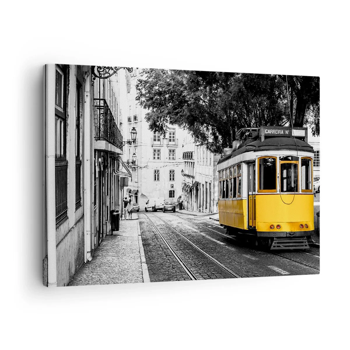 Bild auf Leinwand - Leinwandbild - Eine gelbe Straßenbahn vor dem Hintergrund einer schwarz-weißen Straße - 70x50cm - Und Fado im Hintergrund - Moderne Wanddekoration für Wohnzimmer und Schlafzimmer ARTTOR
