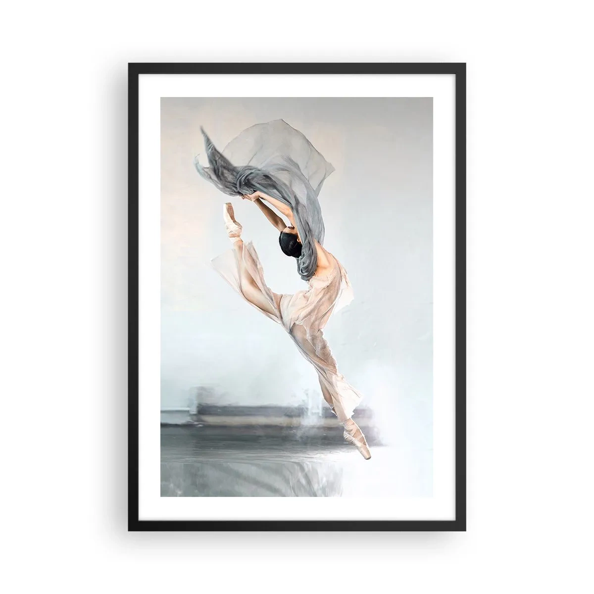 Poster in einem schwarzem Rahmen - Eine tanzende Ballerina mit zartem Schal vor hellem Hintergrund - 50x70cm - Im Tanzrausch - Moderne Wanddekoration für Wohnzimmer und Schlafzimmer ARTTOR