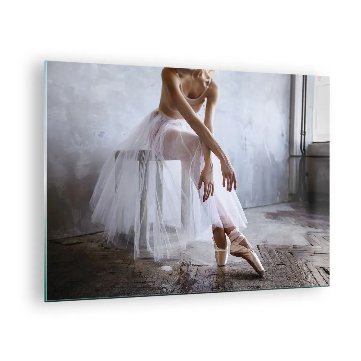 Glasbild - Bild auf glas - Eine Ballerina im Tüllrock ruht in der Halle - 70x50cm - Bevor die Rampe leuchtet - Moderne Wanddekoration für Wohnzimmer und Schlafzimmer ARTTOR