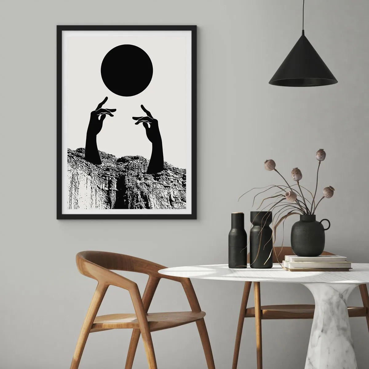Poster in einem schwarzem Rahmen - Symbolische Hände greifen nach einem schwarzen Ball vor einem Hintergrund aus Felsen - 50x70cm - Surrealistische Komposition: die Sonne und der Rest - Moderne Wanddekoration für Wohnzimmer und Schlafzimmer ARTTOR
