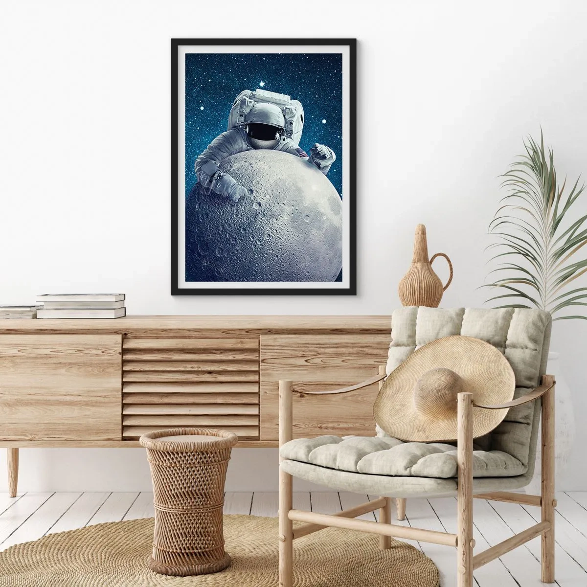 Poster in einem schwarzem Rahmen - Ein Astronaut hält ein Stück Mond vor einem Sternenhimmel. - 50x70cm - Weltraumjoker - Moderne Wanddekoration für Wohnzimmer und Schlafzimmer ARTTOR