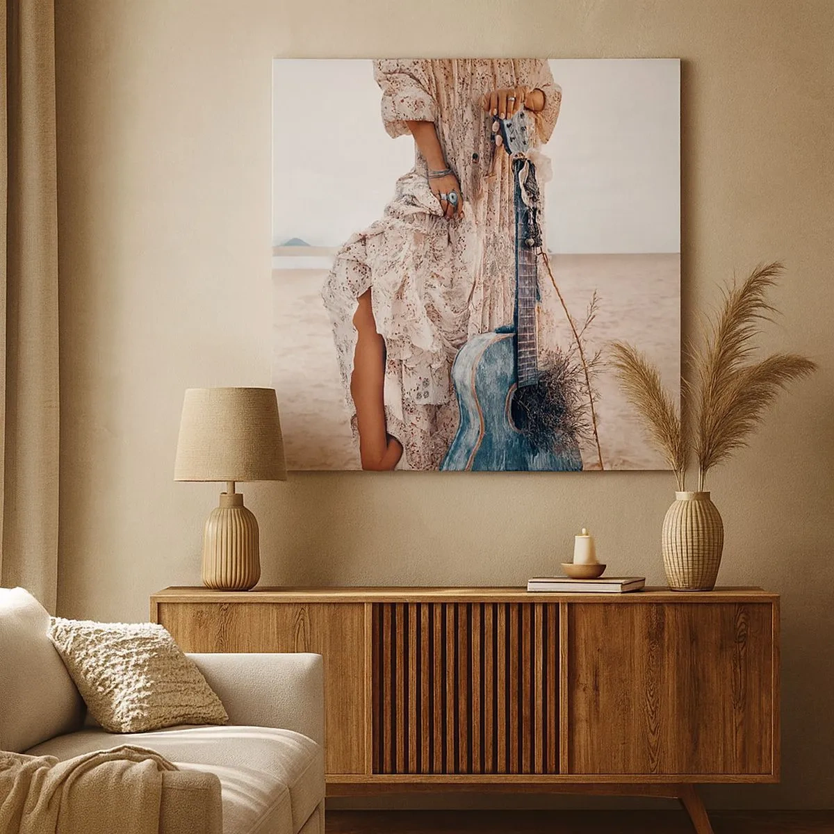 Bild auf Leinwand - Leinwandbild - Frau im Boho-Stil mit Gitarre am Strand - 70x50cm - Kinderblumen auf dem Weg - Moderne Wanddekoration für Wohnzimmer und Schlafzimmer ARTTOR