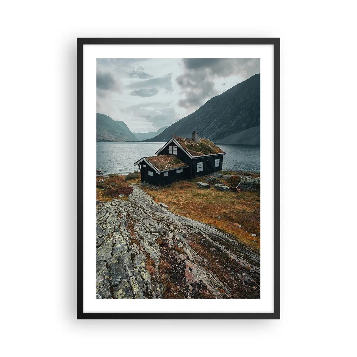 Poster in einem schwarzem Rahmen - Ein einsames Häuschen an einem Fjord in einer rauen skandinavischen Landschaft - 50x70cm - Sommerresort am Fjord - Moderne Wanddekoration für Wohnzimmer und Schlafzimmer ARTTOR