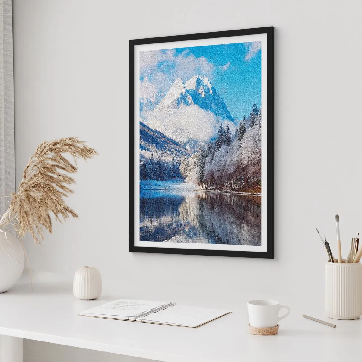 Poster in einem schwarzem Rahmen - Schneebedeckte Berge spiegeln sich im Winter in einem See - 50x70cm - Schneefang - Moderne Wanddekoration für Wohnzimmer und Schlafzimmer ARTTOR