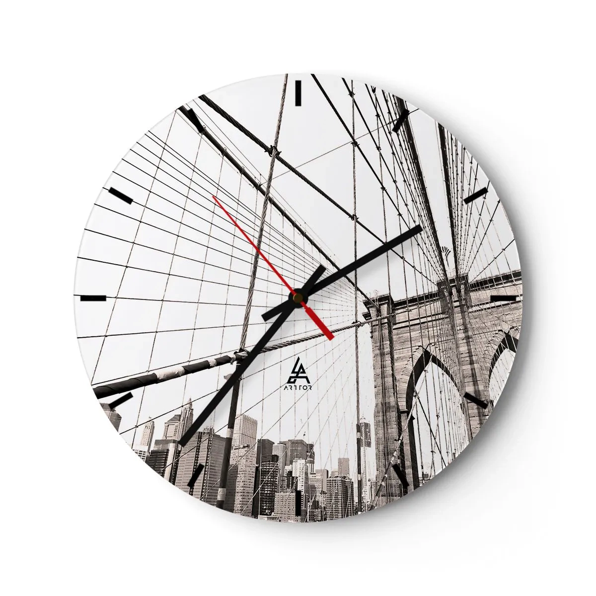 Wanduhr - Glasuhr - Eine Aufnahme einer Hängebrücke mit der Skyline der Stadt in Grautönen im Hintergrund. - 30x30cm - New Yorker Kathedrale - Moderne Wanddekoration für Wohnzimmer, Küche und Schlafzimmer ARTTOR
