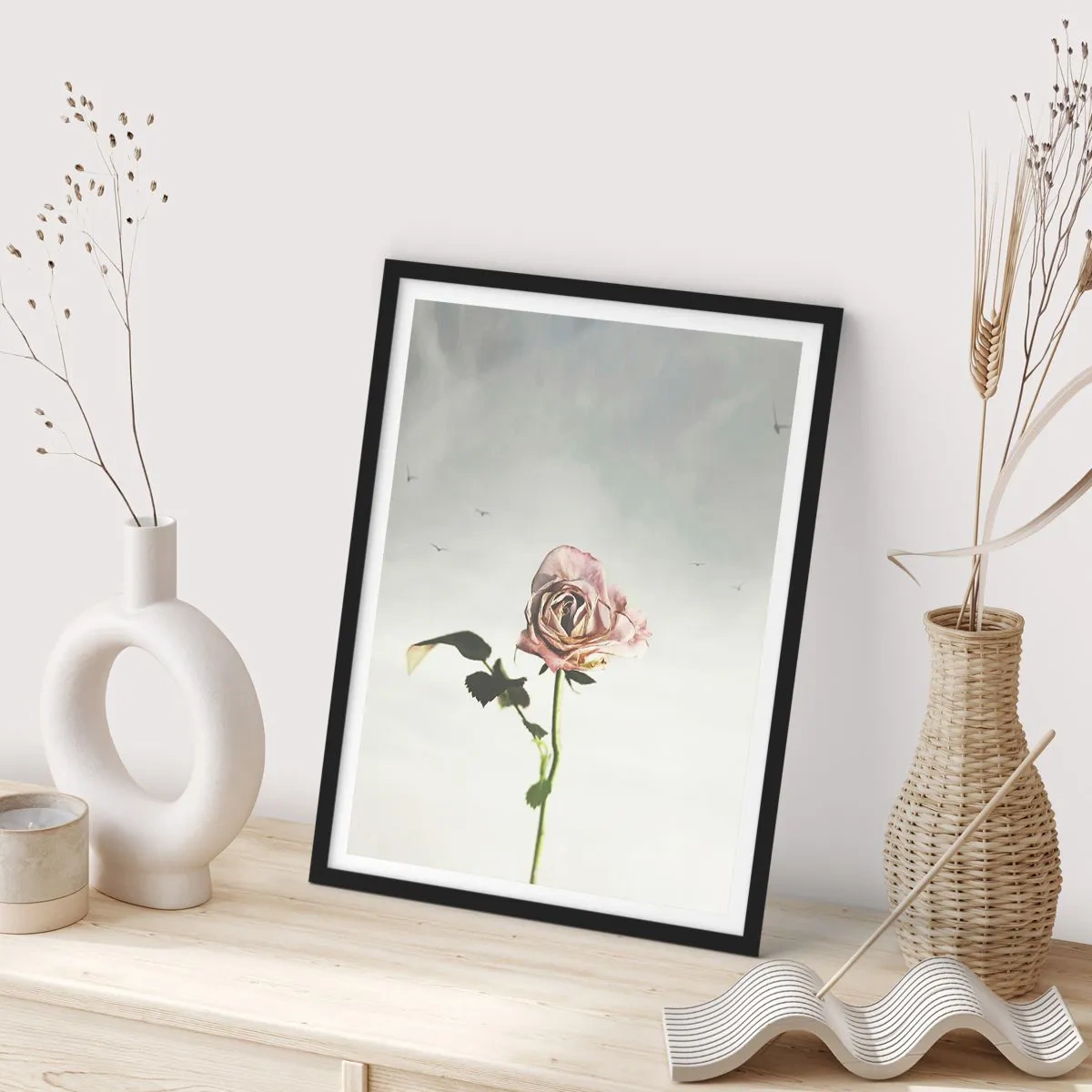Poster in einem schwarzem Rahmen - Eine zarte Rose vor einem zarten Himmel - 50x70cm - Begrüßung des Frühlings - Moderne Wanddekoration für Wohnzimmer und Schlafzimmer ARTTOR