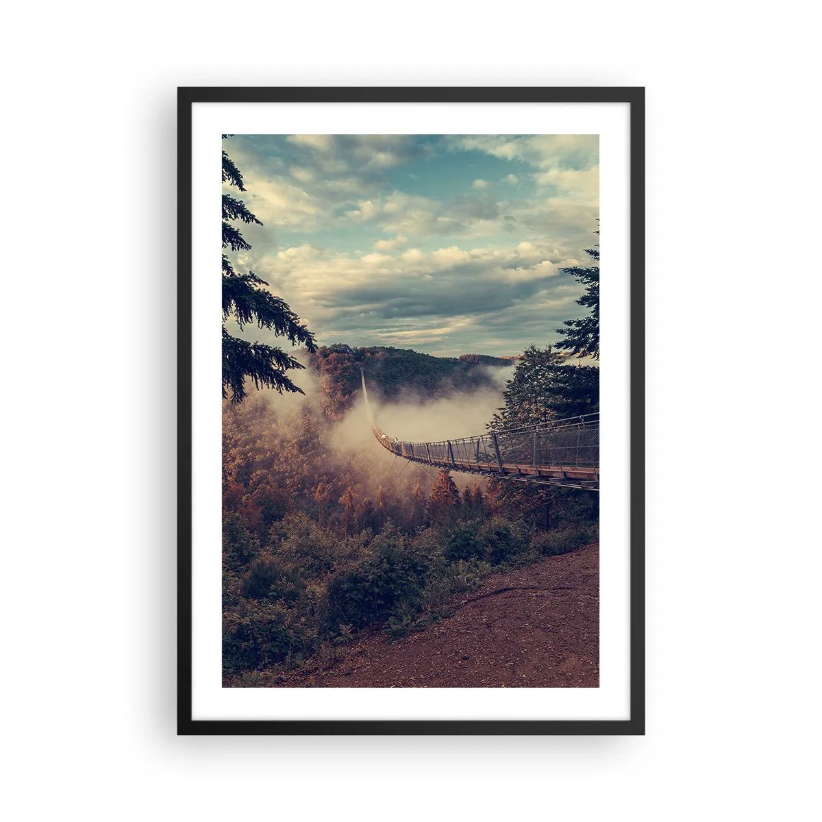 Poster in einem schwarzem Rahmen - Eine Hängebrücke zwischen nebligen Bergen bei Sonnenuntergang - 50x70cm - Über dem Herbstwald - Moderne Wanddekoration für Wohnzimmer und Schlafzimmer ARTTOR