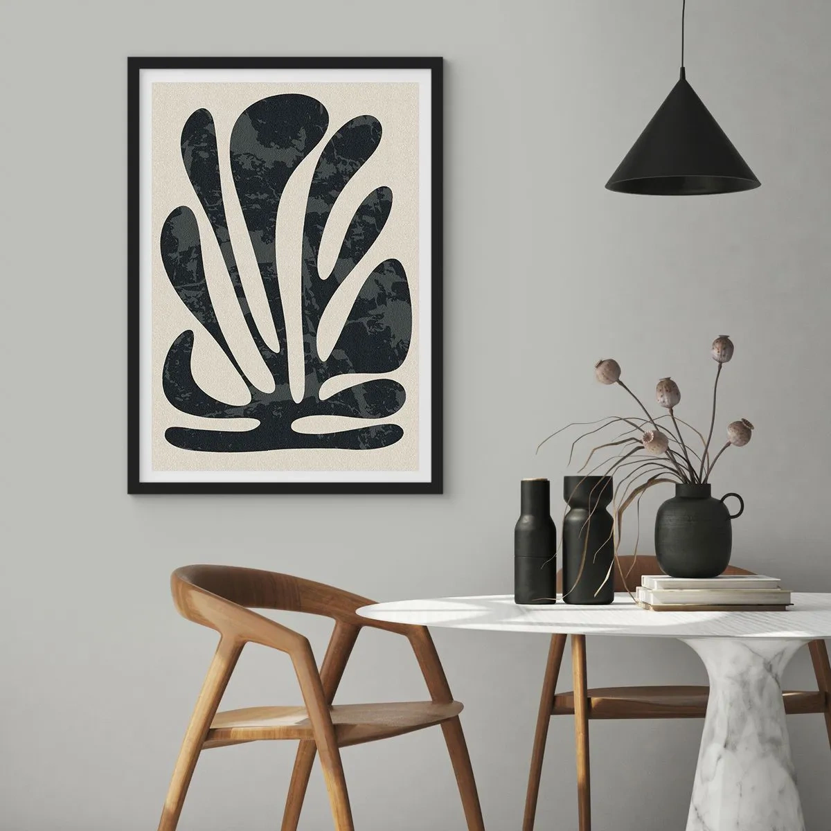 Poster in einem schwarzem Rahmen - Abstrakte schwarze Pflanzenform auf beigem Hintergrund - 50x70cm - Vielfingrige Abstraktion - Moderne Wanddekoration für Wohnzimmer und Schlafzimmer ARTTOR