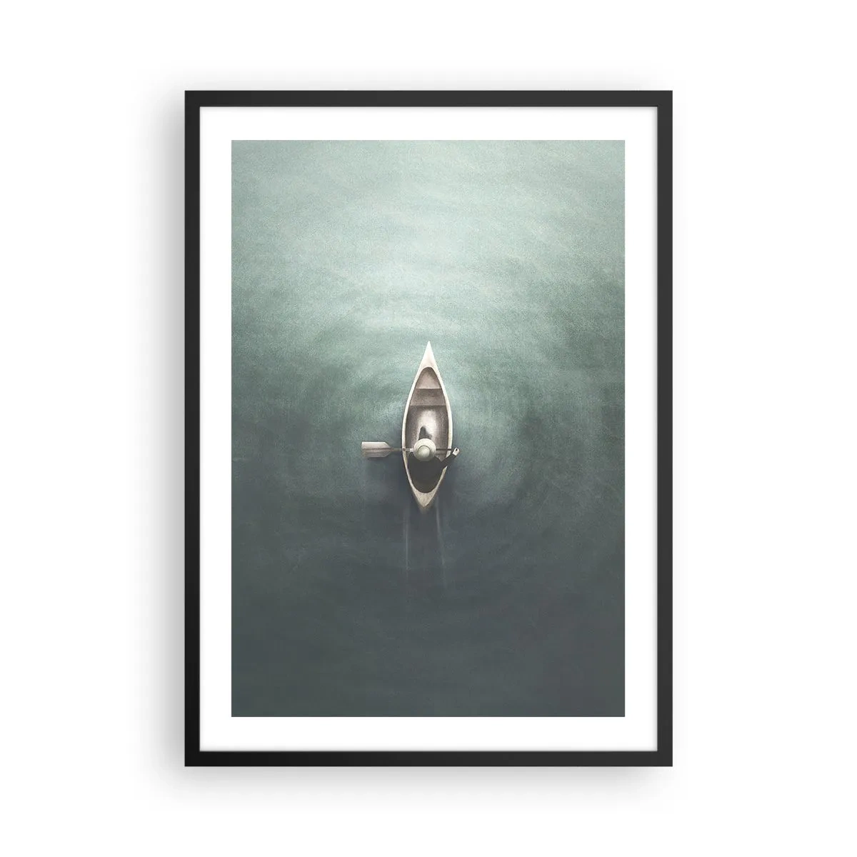 Poster in einem schwarzem Rahmen - Eine Vogelperspektive auf ein Boot, das auf ruhigem Wasser treibt - 50x70cm - Durch den Mondsee - Moderne Wanddekoration für Wohnzimmer und Schlafzimmer ARTTOR