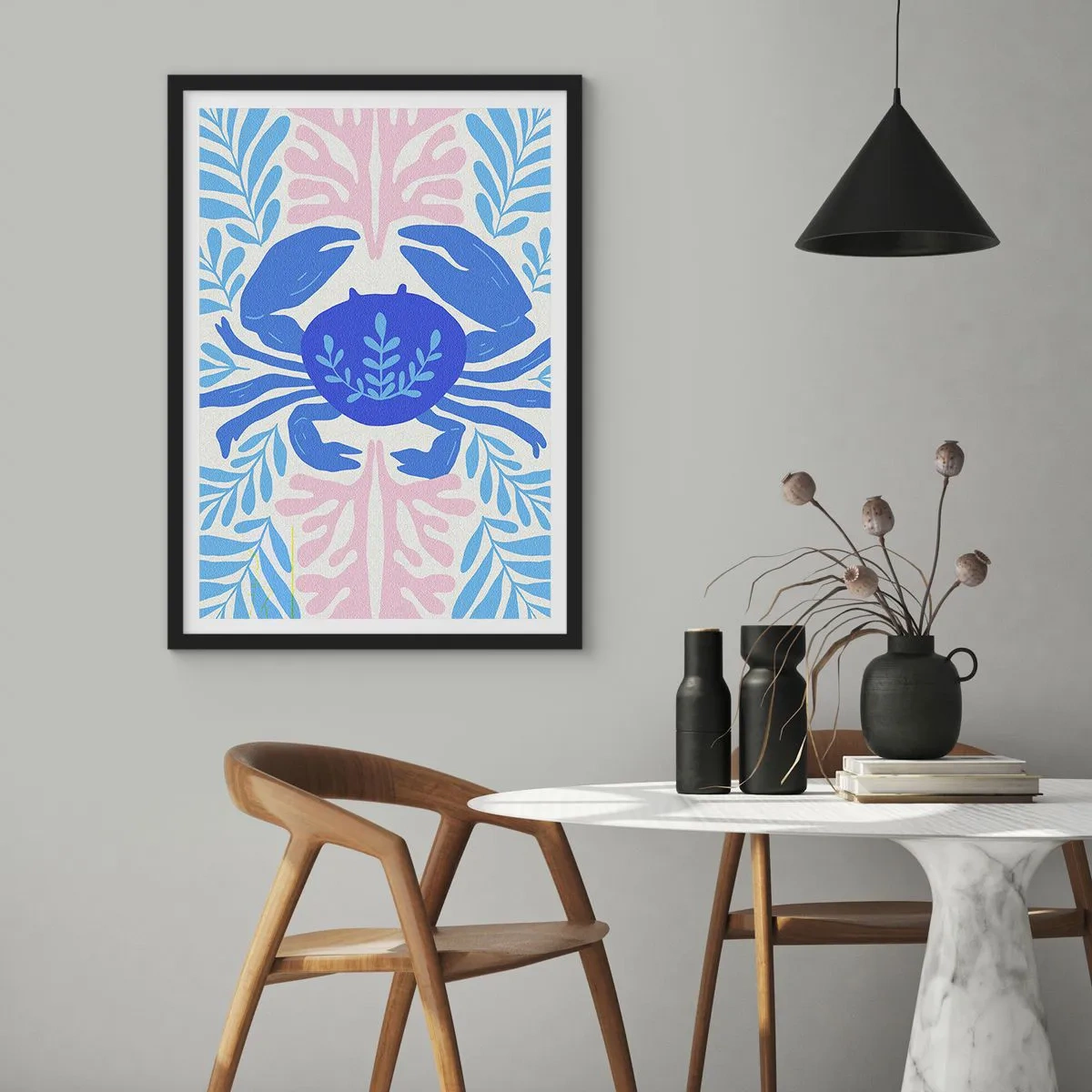 Poster in einem schwarzem Rahmen - Eine dekorative blaue Krabbe, umgeben von Meerespflanzen. - 50x70cm - Wie eine Meeresblume - Moderne Wanddekoration für Wohnzimmer und Schlafzimmer ARTTOR