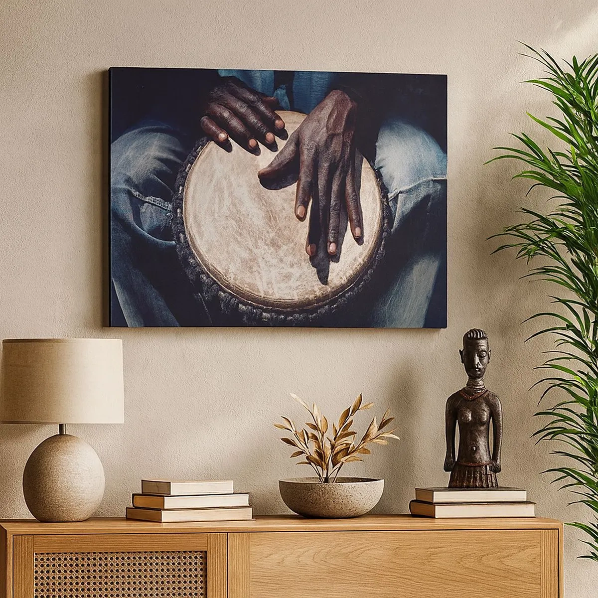 Bild auf Leinwand - Leinwandbild - Hände spielen eine Djembe-Trommel in einer dynamischen Komposition - 70x50cm - Lebe in deinem eigenen Rhythmus - Moderne Wanddekoration für Wohnzimmer und Schlafzimmer ARTTOR