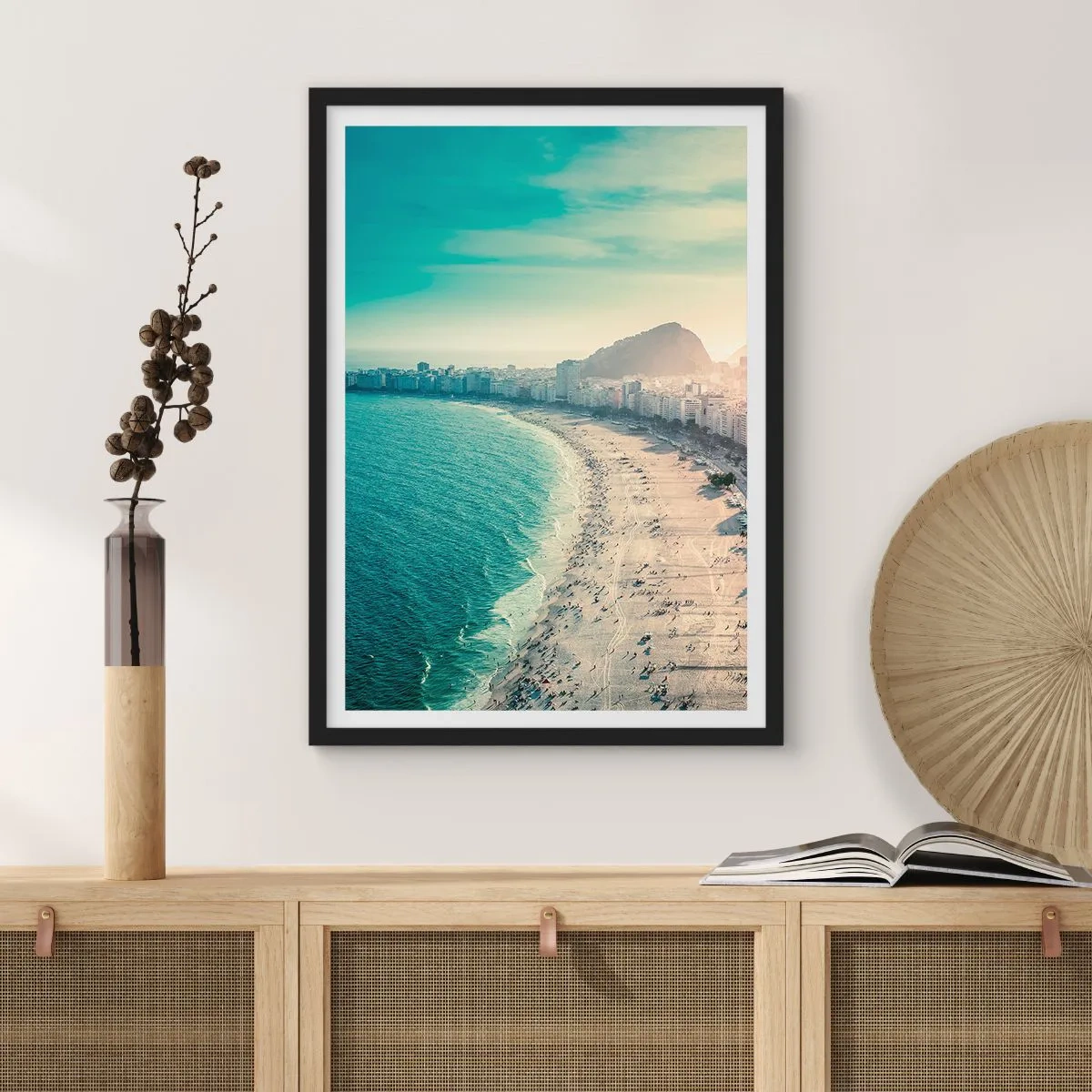 Poster in einem schwarzem Rahmen - Blick auf den Strand und die Stadt bei Sonnenuntergang - 50x70cm - Ewiger Urlaub in Rio - Moderne Wanddekoration für Wohnzimmer und Schlafzimmer ARTTOR