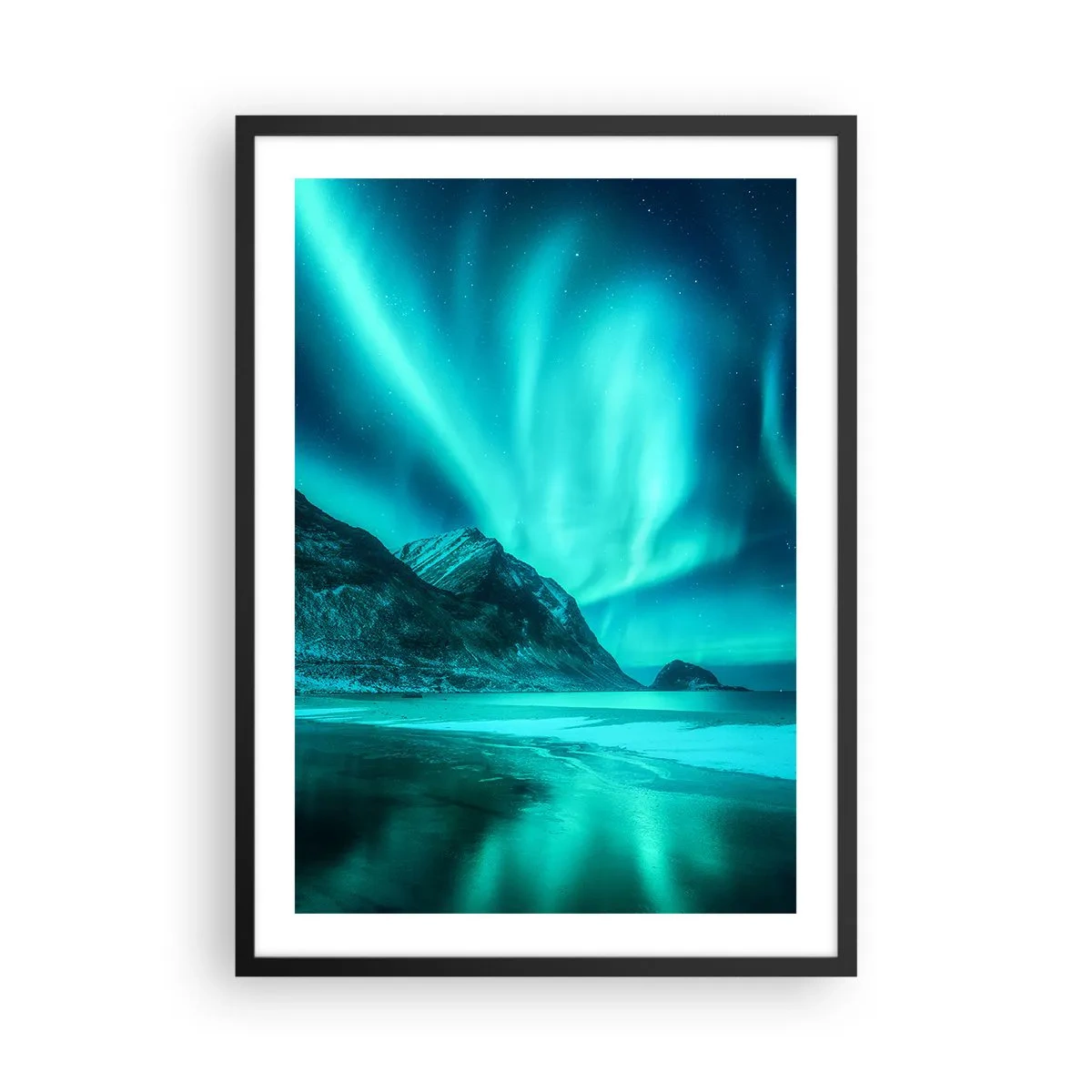 Poster in einem schwarzem Rahmen - Eine fotografische Aufnahme der Aurora Borealis über einer bergigen Landschaft - 50x70cm - Wunder des Nordens - Moderne Wanddekoration für Wohnzimmer und Schlafzimmer ARTTOR