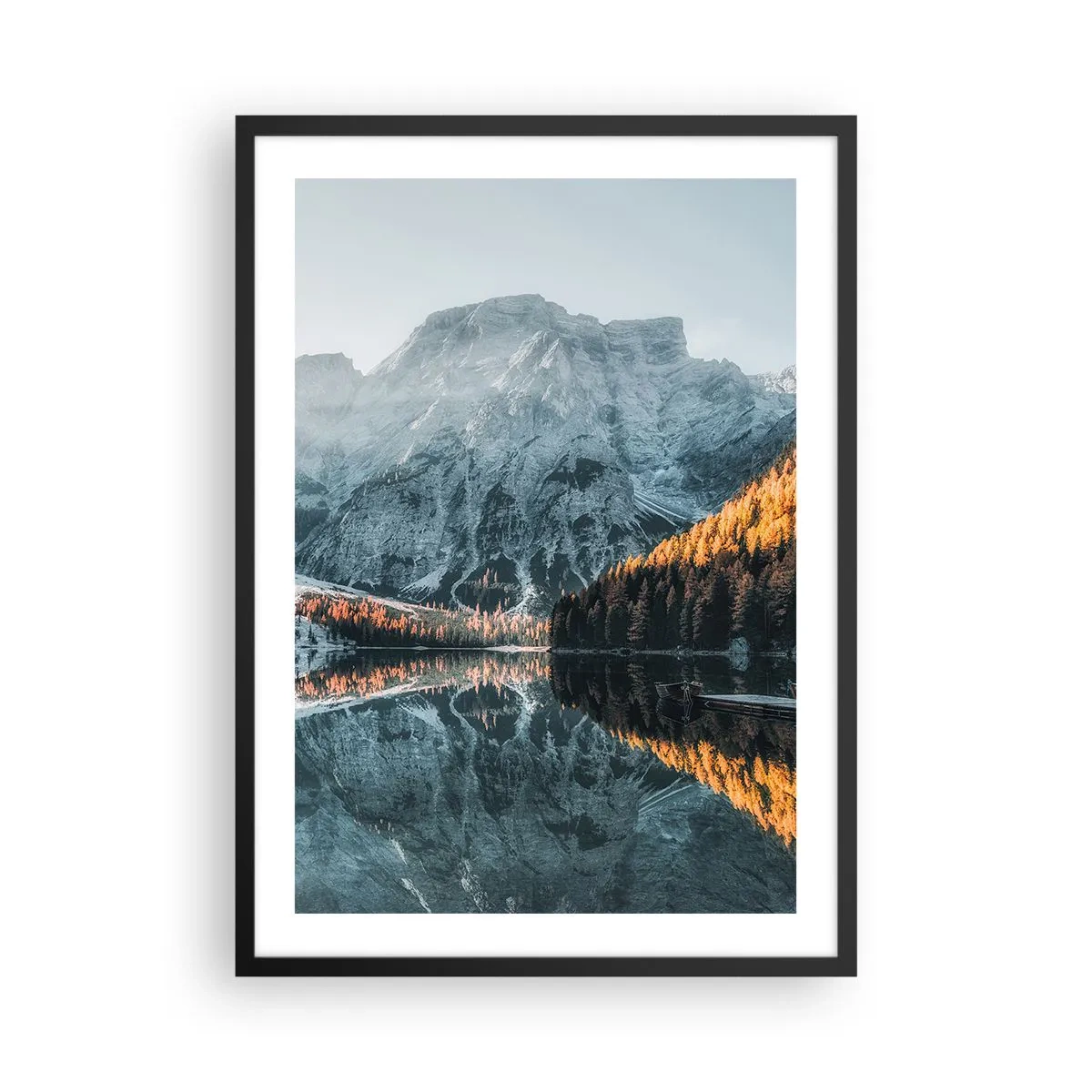 Poster in einem schwarzem Rahmen - Berglandschaft spiegelt sich im See bei Sonnenuntergang - 50x70cm - Spiegellandschaft - Moderne Wanddekoration für Wohnzimmer und Schlafzimmer ARTTOR