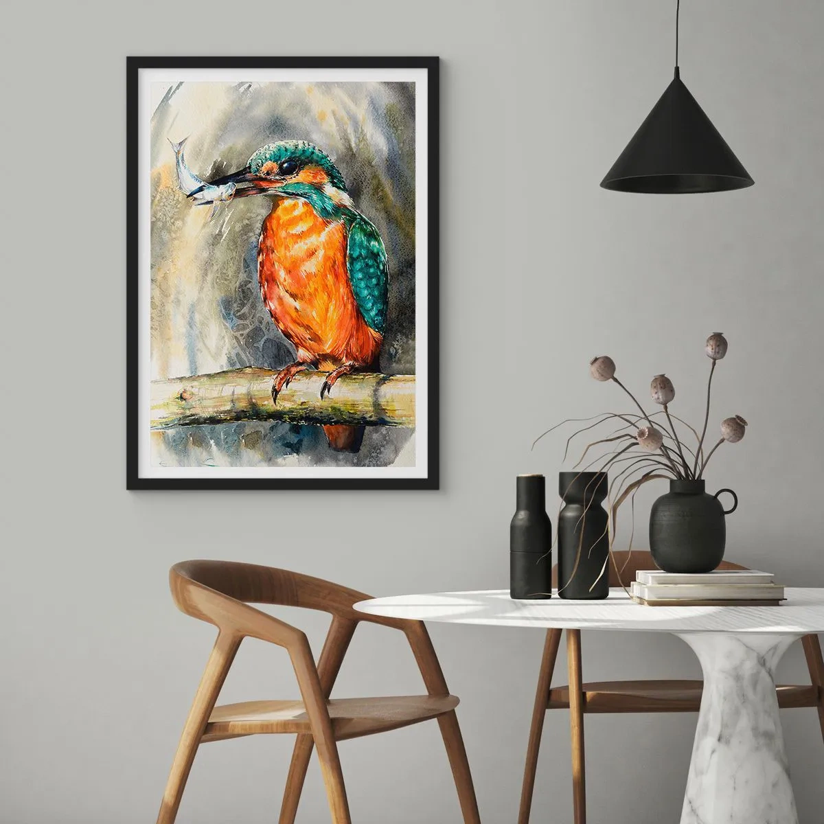 Poster in einem schwarzem Rahmen - Ein Wasserlöwe, der einen Fisch vor einer natürlichen Landschaft im Aquarellstil hält. - 50x70cm - Naturgesetz - Moderne Wanddekoration für Wohnzimmer und Schlafzimmer ARTTOR