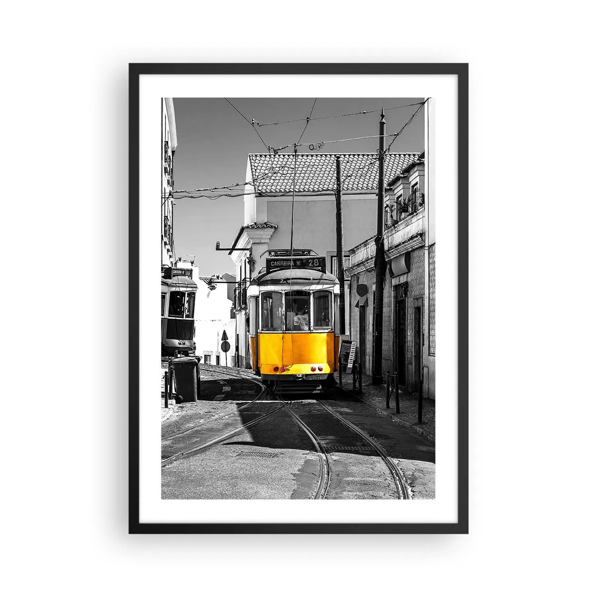 Poster in einem schwarzem Rahmen - Eine gelbe Straßenbahn auf den Straßen der Stadt in einer schwarz-weißen Umgebung - 50x70cm - Der Geist von Lissabon - Moderne Wanddekoration für Wohnzimmer und Schlafzimmer ARTTOR