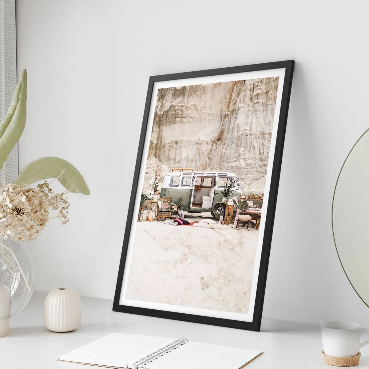 Poster in einem schwarzem Rahmen - Retro-Van-Camping in einer Wüstenlandschaft mit rustikalen Akzenten - 50x70cm - Es ist die Zeit, die Reise zu beginnen - Moderne Wanddekoration für Wohnzimmer und Schlafzimmer ARTTOR