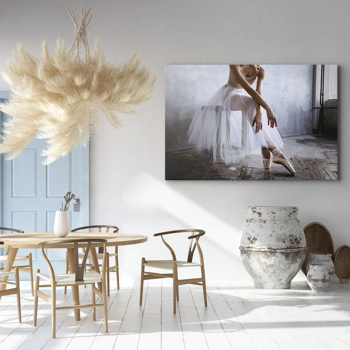 Bild auf Leinwand - Leinwandbild - Eine Ballerina in zarter Pose vor industriellem Hintergrund - 70x50cm - Bevor die Rampe leuchtet - Moderne Wanddekoration für Wohnzimmer und Schlafzimmer ARTTOR