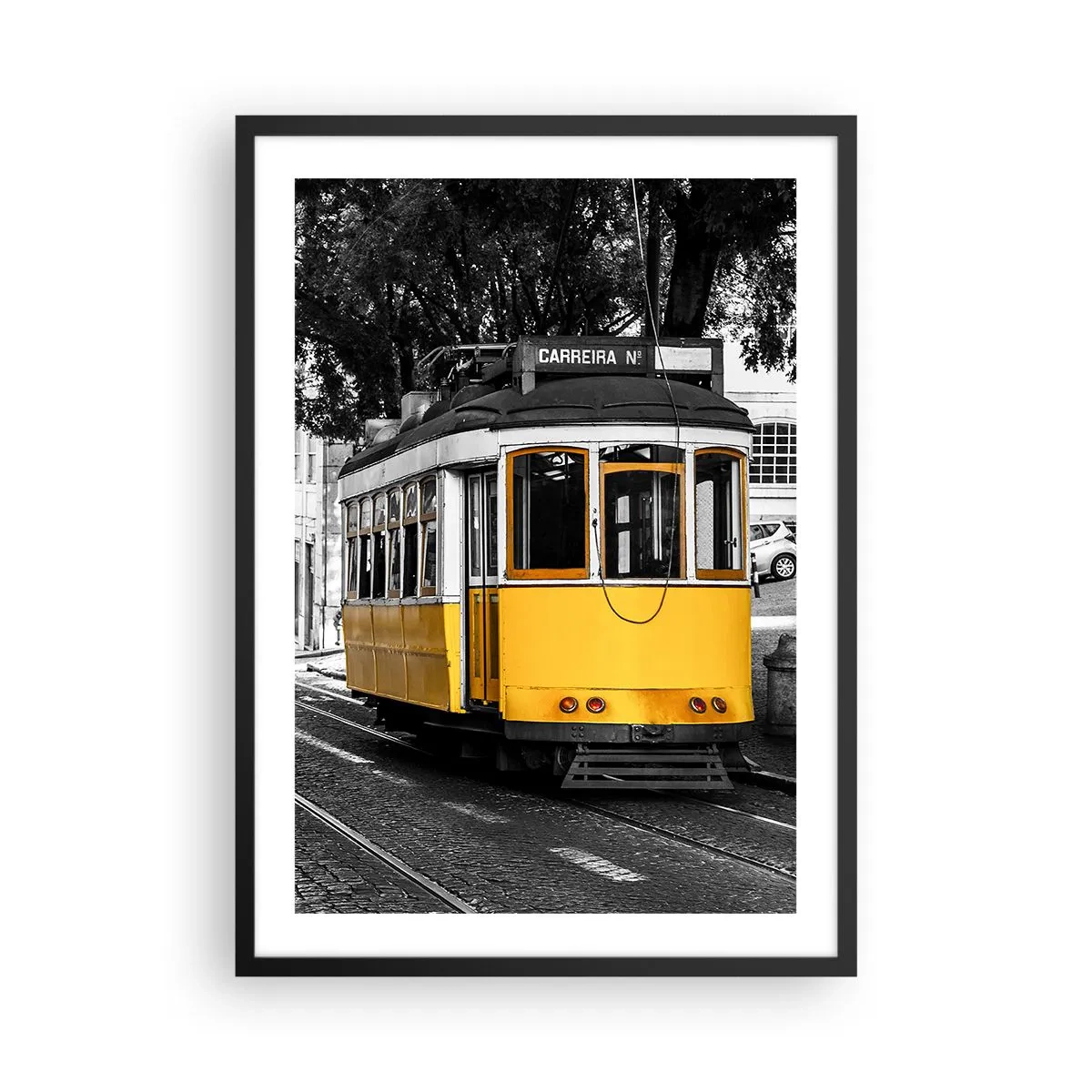 Poster in einem schwarzem Rahmen - Eine gelbe Straßenbahn vor einem schwarz-weißen Stadthintergrund - 50x70cm - Und Fado im Hintergrund - Moderne Wanddekoration für Wohnzimmer und Schlafzimmer ARTTOR