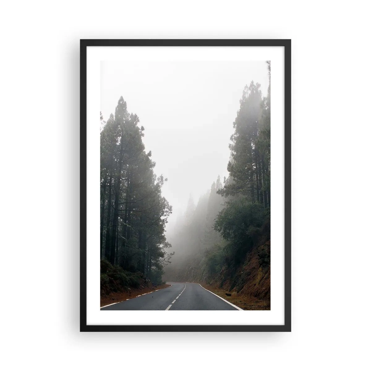 Poster in einem schwarzem Rahmen - Eine kurvenreiche Straße zwischen Bäumen, in Nebel gehüllt - 50x70cm - Eine Geschichte von einem magischen Wald - Moderne Wanddekoration für Wohnzimmer und Schlafzimmer ARTTOR