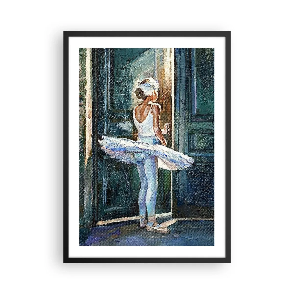 Poster in einem schwarzem Rahmen - Ballerina im Licht einer Tür im impressionistischen Stil - 50x70cm - Vor der Show - Moderne Wanddekoration für Wohnzimmer und Schlafzimmer ARTTOR